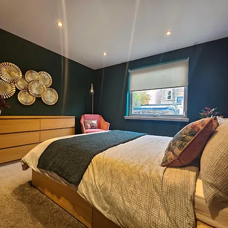 Chic 3-bedroom 2-storey House Near Centre With Free Parking Appartamento *