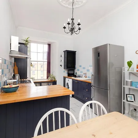 Chic And Stylish 2-bedroom Near Centre