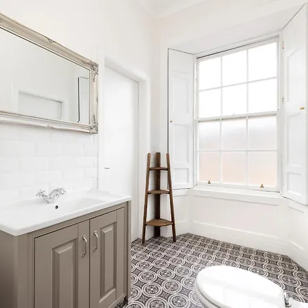 Chic And Stylish 2-bedroom Near Centre