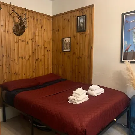 Andy's Pad - Private With Shared Bathroom