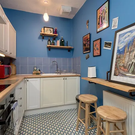 Andy's Pad - Private With Shared Bathroom Pansiyon Edinburgh