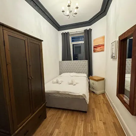 Дом отдыха Monty's - 10 Guests 7 Beds Centre