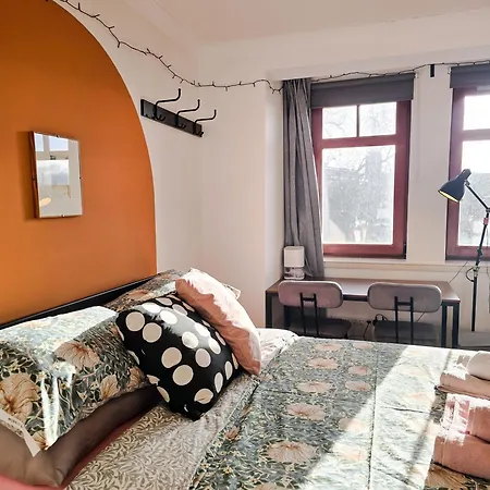 Double With Shared Bathroom Near The Shore And Tram 招待所 *