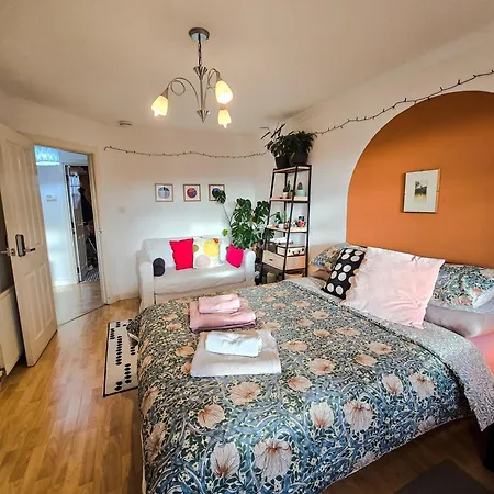 Double With Shared Bathroom Near The Shore And Tram 招待所 *