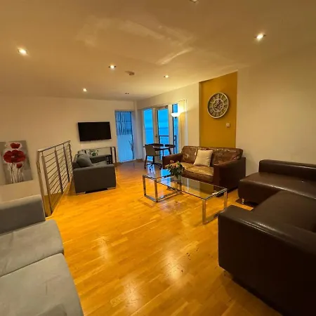 Weston's Penthouse Sleep 10, 6 Beds Free Parking *