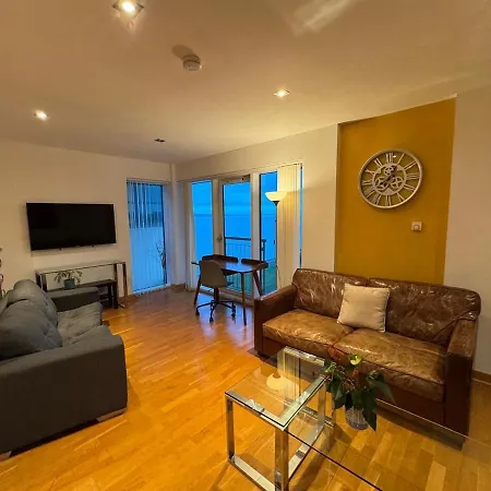 Weston's Penthouse Sleep 10, 6 Beds Free Parking *