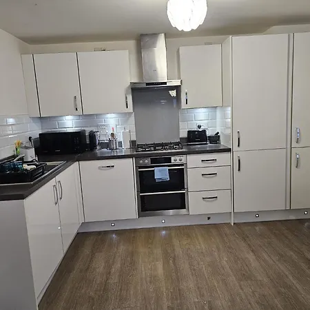 Stylish 2-bed Flat With Open-plan Living Parking