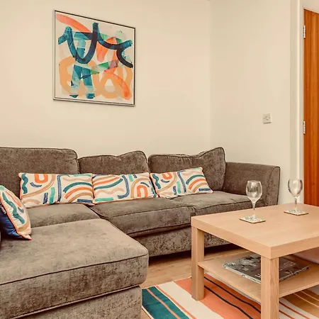 Unique 1 Bed House With Private Parking *