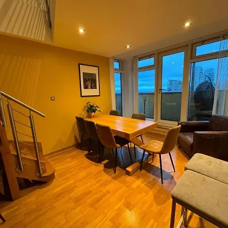 Weston's Penthouse Sleep 10, 6 Beds Free Parking Edinburgh