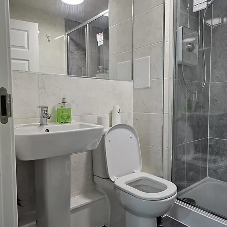 Apartamento Stylish 2-bed Flat With Open-plan Living Parking