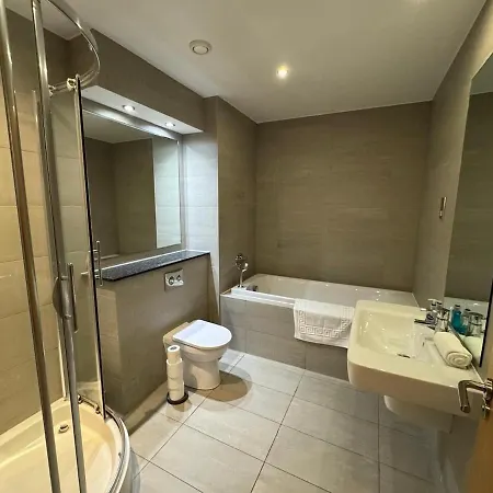 Weston's Penthouse Sleep 10, 6 Beds Free Parking *