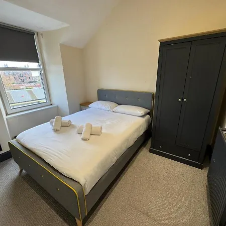 Hillside - 10 Guests 7 Beds 15' Centre Apartment