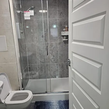 Stylish 2-bed Flat With Open-plan Living Parking Apartman