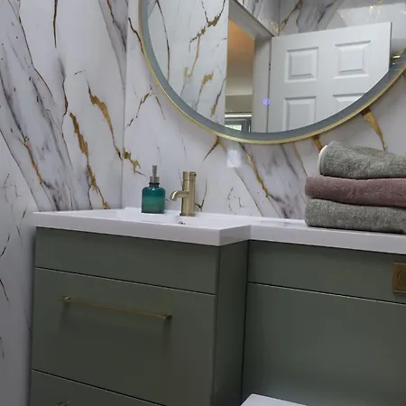 One - New To Market * Edimburgo