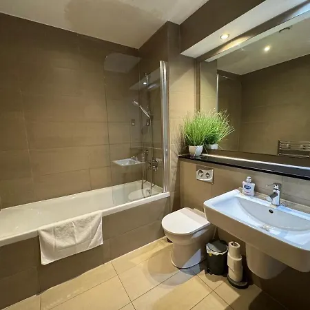 Weston's Penthouse Sleep 10, 6 Beds Free Parking Edinburgh