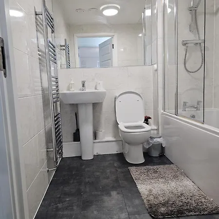 Stylish 2-bed Flat With Open-plan Living Parking *