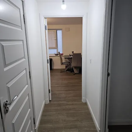 Stylish 2-bed Flat With Open-plan Living Parking شقة