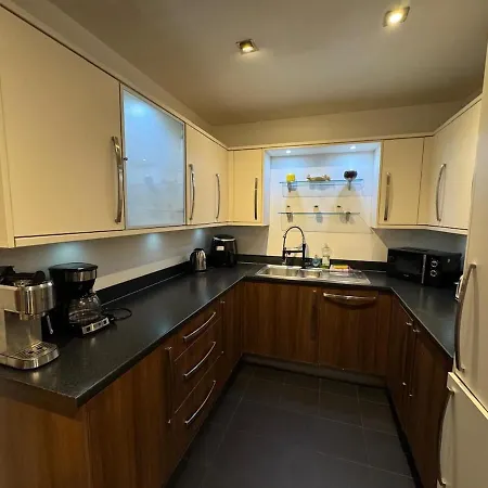 Weston's Penthouse Sleep 10, 6 Beds Free Parking