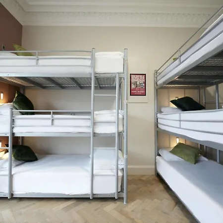 Hostel Revolver