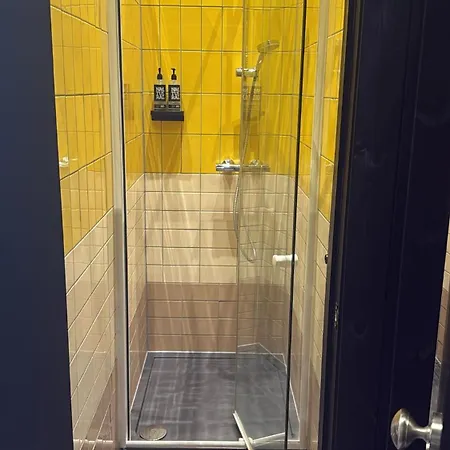 Hostel Revolver