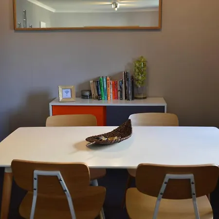 Large 2 Bed Flat, 2 Bath, Free Parking & Lift