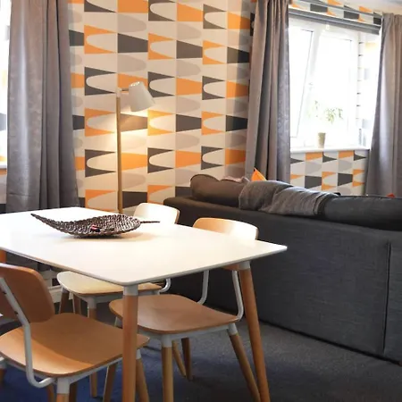 Large 2 Bed Flat, 2 Bath, Free Parking & Lift