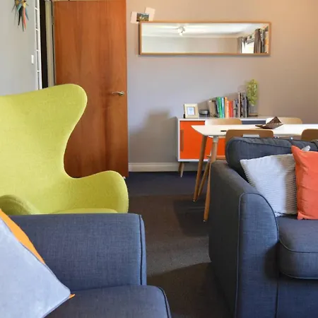 Large 2 Bed Flat, 2 Bath, Free Parking & Lift *