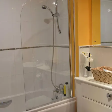 Large 2 Bed Flat, 2 Bath, Free Parking&lift Edinburgh