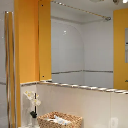 Large 2 Bed Flat, 2 Bath, Free Parking & Lift Apartmán *