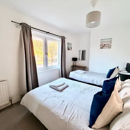 South Gyle House - Superfast Wifi And Free Parking - 7 Minutes From Airport Edinburgh