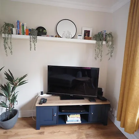 Two Bd House With Private Parking Apartman