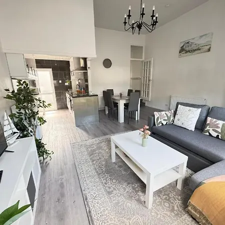 Spacious 2br By Portobello Edimburgo