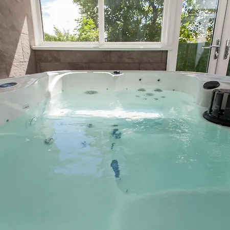 Luxurious Townhouse With Hot Tub Edinburgh