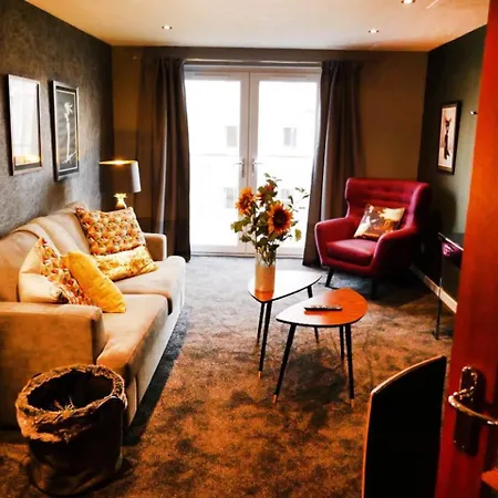 Modern Chic Apartment, Lift Access & Free Parking Apartmán *