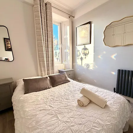 Immanuel House - Modern Luxury Victorian 1872 - Ultrafast Starlink Wifi & Free Parking Appartamento