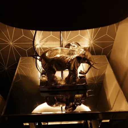 Modern Chic Apartment, Lift Access & Free Parking 아파트 *