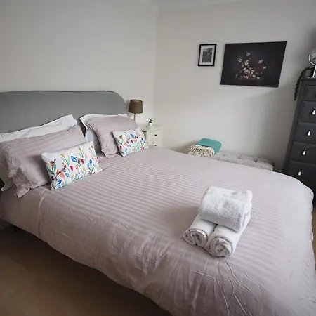 Two Bd House With Private Parking Apartman