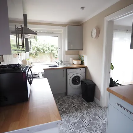 Two Bd House With Private Parking *