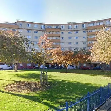 Floor Getaway With Cozy Canopy Bed * Edinburgh