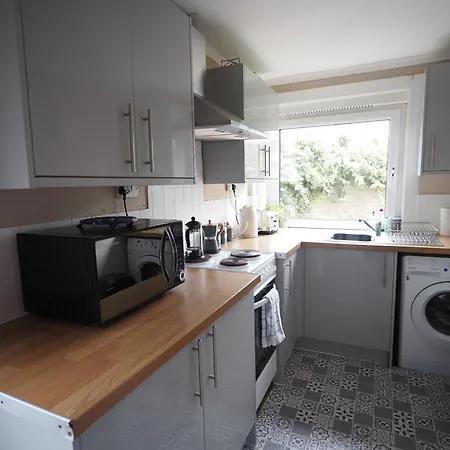 Two Bd House With Private Parking Apartment *