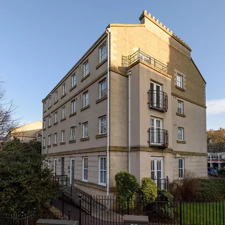 Apartment Modern 2 Bed With Parking *