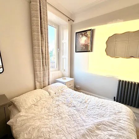 Appartamento Immanuel House - Modern Luxury Victorian 1872 - Ultrafast Starlink Wifi & Free Parking Edimburgo