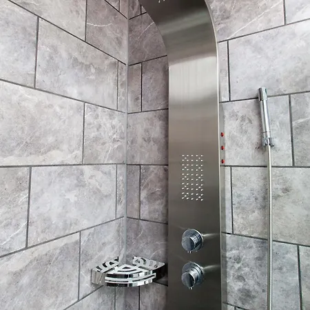 Apartmán Luxurious Townhouse With Hot Tub