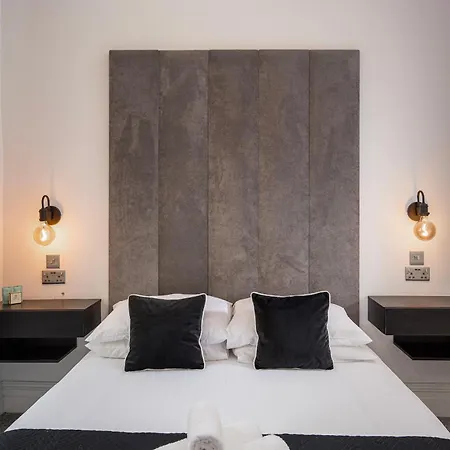 Deluxe 2br By The Castle Apartment