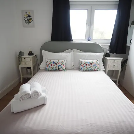 Two Bd House With Private Parking アパート *