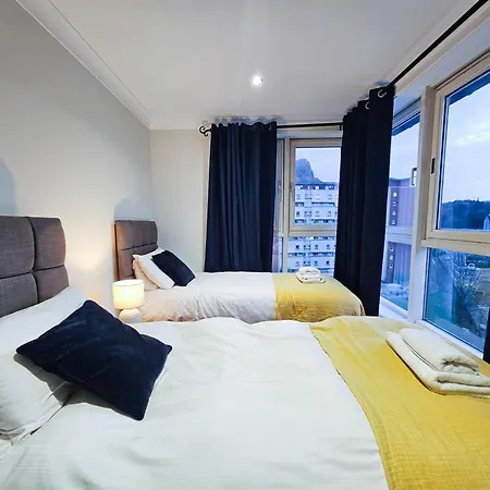 Lägenhet 2-bedroom With Free Parking And Stunning Views