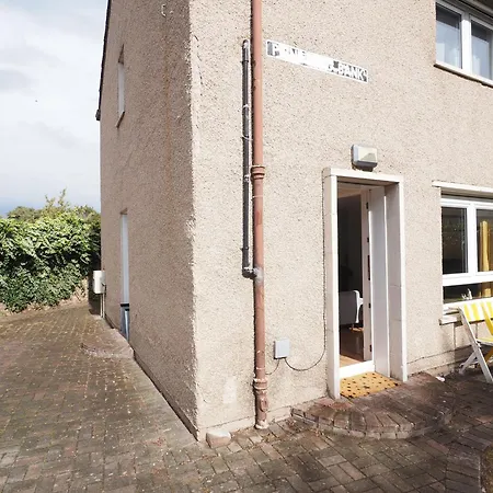 Two Bd House With Private Parking *