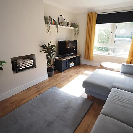 Two Bd House With Private Parking *