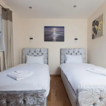 Apartmán Luxurious Townhouse With Hot Tub *