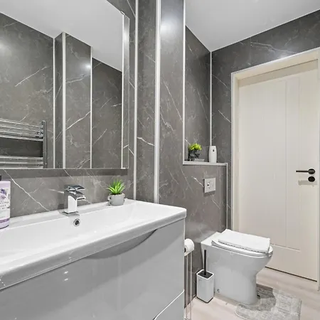 Upper Grove 2 Bedroom - Apartment *